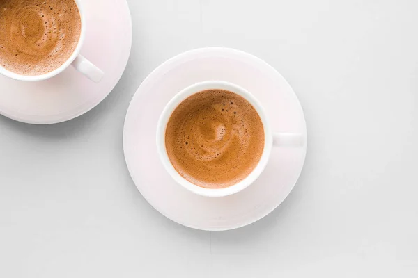 Coupe de café français chaud comme boisson pour le petit déjeuner, tasses flatlay sur whi — Photo