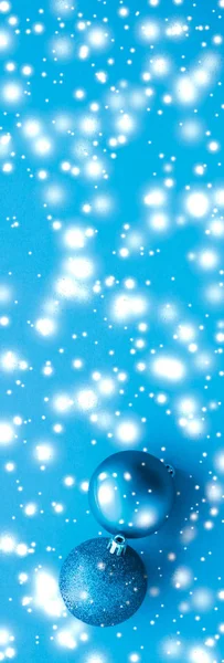 Christbaumkugeln auf blauem Hintergrund mit Schneeglitzern, Luxus — Stockfoto