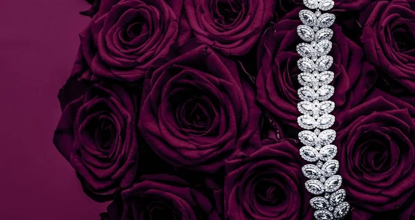 Luxury diamond jewelry bracelet and purple roses flowers, love g — Stock Photo, Image