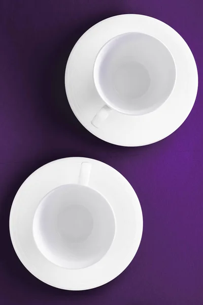 Fehér étkészlet edények készlet, üres csésze lila flatlay háttérben — Stock Fotó