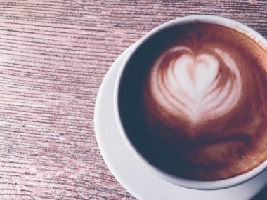 Kafeteryada kahvaltı için Cappuccino, pa masada kahve fincanı