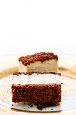 Altın plaka üzerinde çikolata ile klasik cheesecake, Avrupa cu