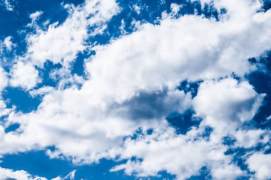 Mavi gökyüzü arkaplanı, beyaz bulutlar ve parlak güneş ışığı