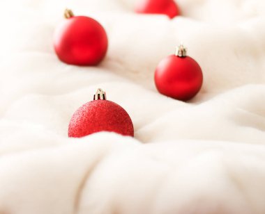 Beyaz kabarık kürk zemin üzerinde Kırmızı Noel baubles, lüks winte