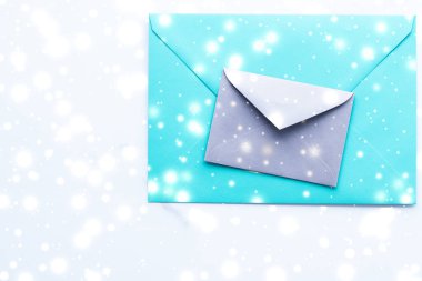 Kış tatili parlak kar f ile mermer üzerinde boş kağıt zarflar