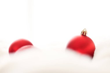 Beyaz kabarık kürk zemin üzerinde Kırmızı Noel baubles, lüks winte