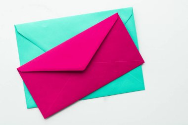 Mermer yatık arka planda boş kağıt zarflar, tatil posta