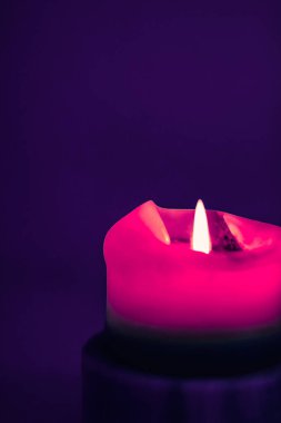 Mor arka plan pembe tatil mum, lüks marka tasarım