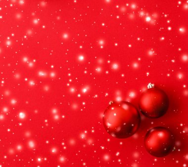 Kar glitter, lüks wi ile kırmızı arka plan üzerinde Noel baubles