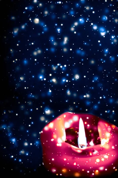 Червона святкова свічка на синьому ігристому сніжному фоні, розкіш — стокове фото