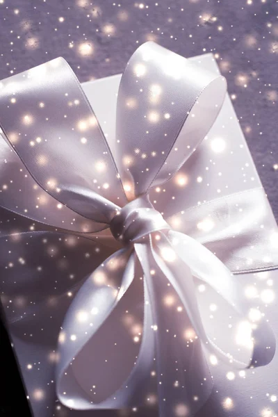 Зимний подарок праздника и светящийся снежный фон, рождественский подарок — стоковое фото