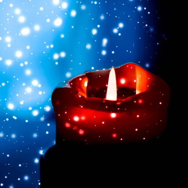 红色节日蜡烛在黑暗闪闪发光的雪背景，豪华 — 图库照片