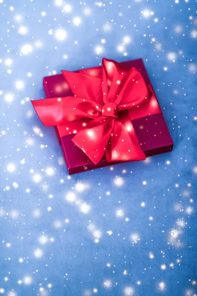 Christmas Holiday Luxury Red gift box på blå bakgrund med gl — Stockfoto