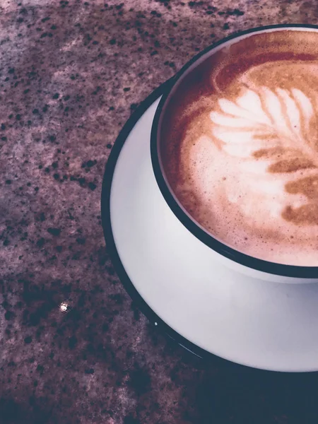 Cappuccino untuk sarapan di kantin, cangkir kopi di atas meja di pa — Stok Foto