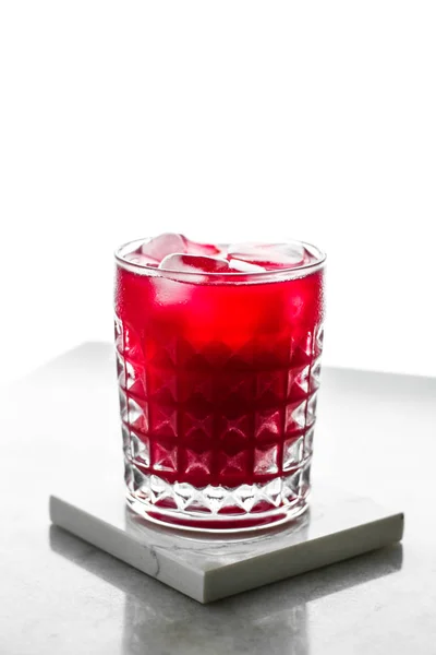 Copa de cóctel rojo con hielo, fiesta de bar de lujo —  Fotos de Stock