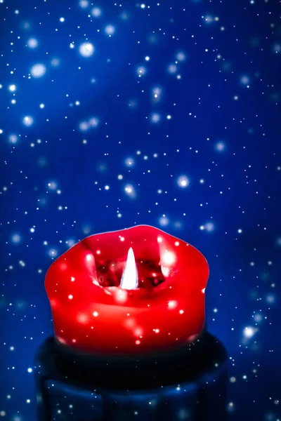 Vela de feriado vermelho no fundo de neve espumante azul, luxo — Fotografia de Stock