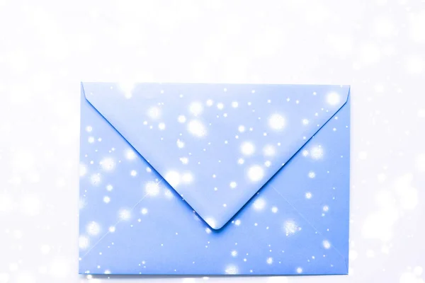 Vintersemester tomt papper kuvert på marmor med glänsande snö f — Stockfoto