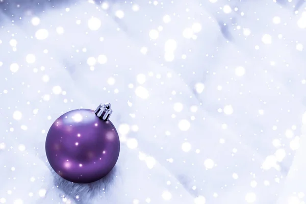 Violeta adornos de Navidad en piel esponjosa con brillo de nieve, lujo —  Fotos de Stock