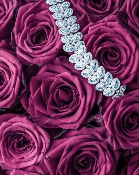 Πολυτελές διαμαντένιο βραχιόλι κοσμημάτων και ροζ τριαντάφυλλα λουλούδια, αγάπη GIF — Φωτογραφία Αρχείου