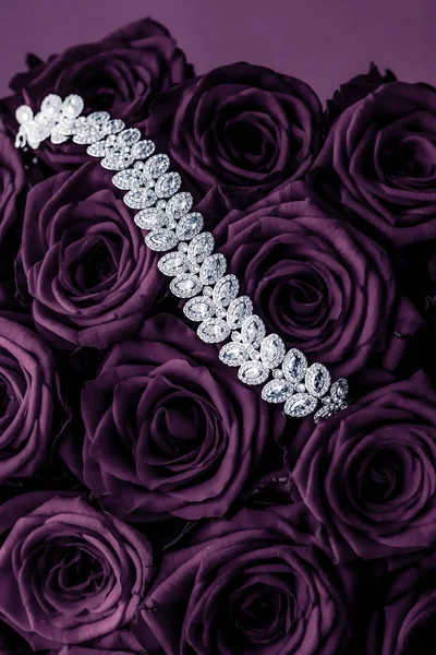 Pulseira de jóias de diamante de luxo e rosas roxas flores, amor g — Fotografia de Stock