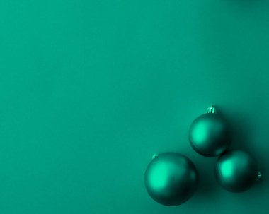 Yeşil flatlay zemin üzerinde Noel baubles, lüks kış holid