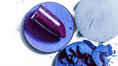 Beyaz arka planda izole edilmiş göz farı ve ruj