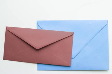 Mermer yatık arka planda boş kağıt zarflar, tatil posta