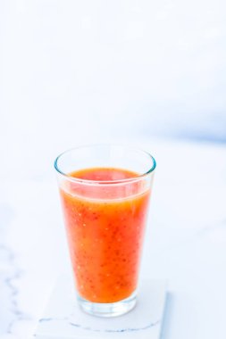 Diyet detox için Chia tohumları ile kırmızı meyve Smoothie suyu cam