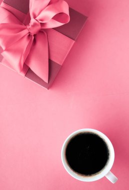 Lüks hediye kutusu ve pembe arka plan üzerinde kahve fincanı, flatlay desig
