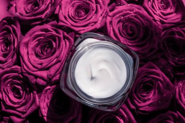 Pembe gül çiçekler, lüks skinca üzerinde Yüz kremi cilt nemlendirici