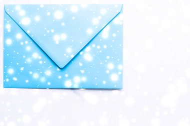 Kış tatili parlak kar f ile mermer üzerinde boş kağıt zarflar