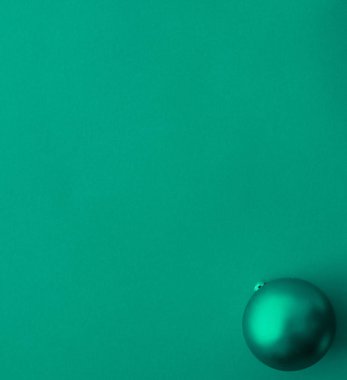 Yeşil flatlay zemin üzerinde Noel baubles, lüks kış holid