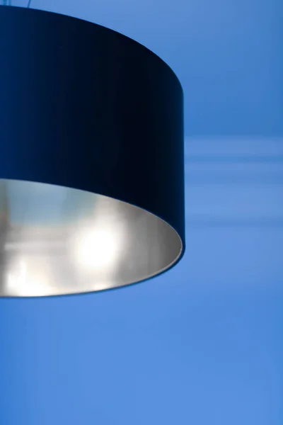 Bir odada gümüş lamba, zarif modern ev dekor aydınlatma — Stok fotoğraf