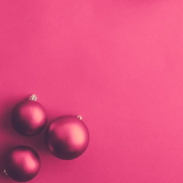Bola de Navidad en rosa plano telón de fondo, vacaciones de invierno de lujo — Foto de Stock
