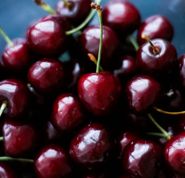 Frische Süßkirschen, saftige Kirschbeeren Fruchtdessert als Heilmittel — Stockfoto