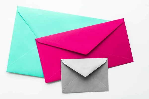 Пустые бумажные конверты на мраморном фоне, праздничная почта — стоковое фото