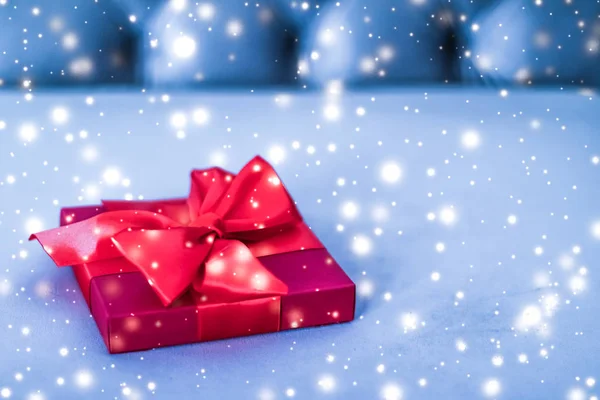 Різдвяні свята розкішна червона подарункова коробка на синьому фоні з глем — стокове фото