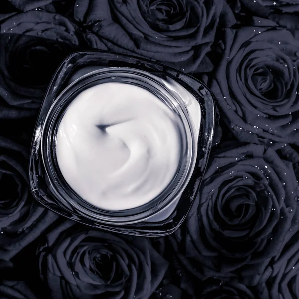Arckrém bőr hidratáló és fekete rózsa virágok, luxus bőr — Stock Fotó