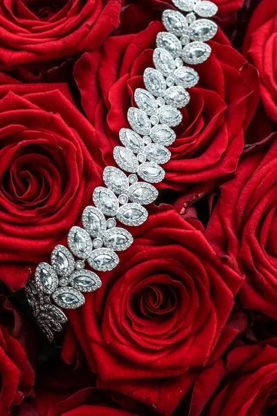 Pulseira de diamante de luxo e buquê de rosas vermelhas, jóias amor g — Fotografia de Stock