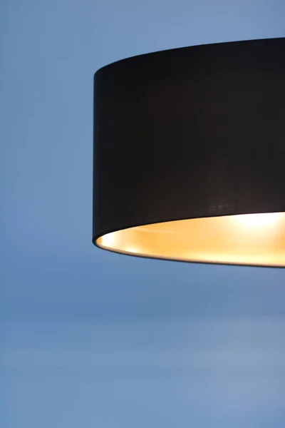 Lampada d'oro in una stanza, elegante arredamento moderno illuminazione — Foto Stock