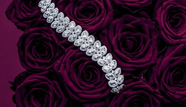 Bracelet bijoux en diamant de luxe et fleurs de roses violettes, amour g — Photo