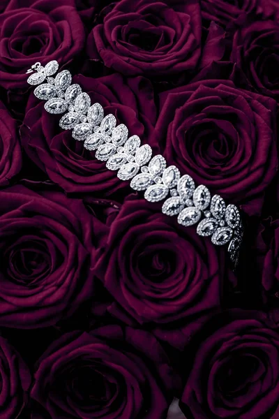 Πολυτελές διαμαντένιο βραχιόλι κοσμημάτων και μωβ τριαντάφυλλα λουλούδια, Love g — Φωτογραφία Αρχείου