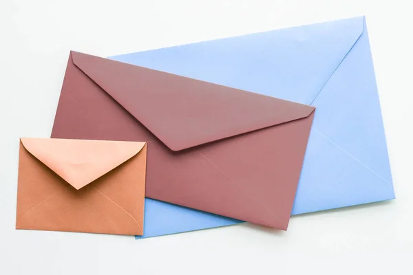 Blank paper envelopes on marble flatlay background, holiday mail — Stock Photo, Image