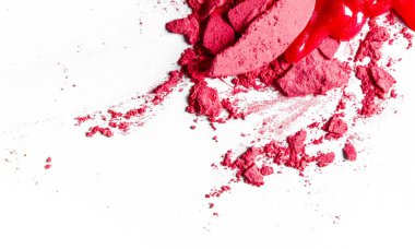 Beyaz arka plan müziği üzerinde yalıtılmış ezilmiş göz farı, ruj ve toz