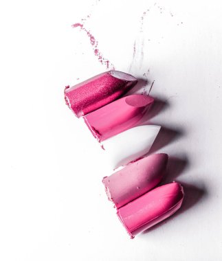 Beyaz arka planda yalıtılmış kesilmiş ruj yakın çekim