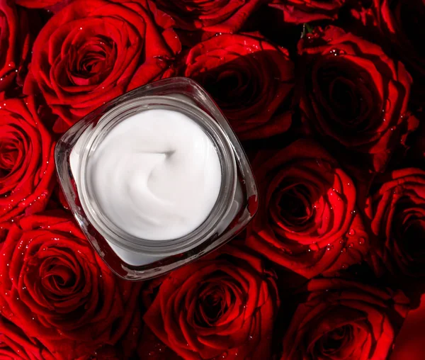 Creme hidratante para rosto de beleza para pele sensível e rosas vermelhas — Fotografia de Stock