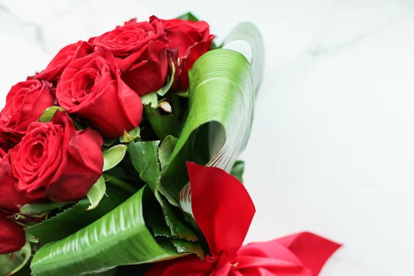 Férias amor presente no Dia dos Namorados, bouquet de luxo de ro vermelho — Fotografia de Stock