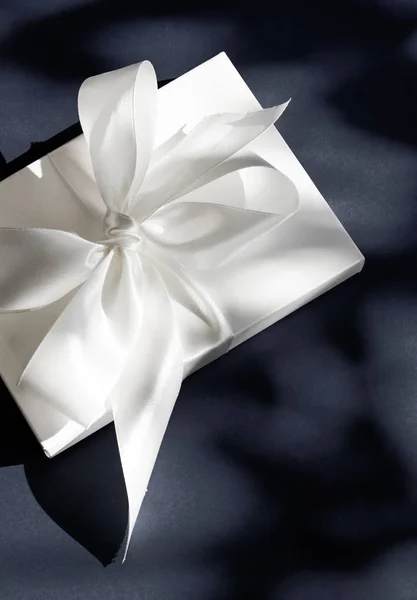 Caixa de presente branca de férias de luxo com fita de seda e laço em preto — Fotografia de Stock