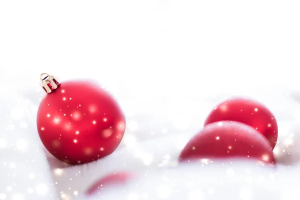 Kar glitter ile kabarık kürk kırmızı Noel baubles, lüks wi — Stok fotoğraf