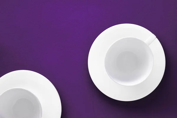 Biała naczynia stołowe zestaw, pusta filiżanka na fioletowym flatlay ekspresyjne — Zdjęcie stockowe